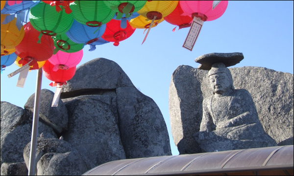 연등 뒤로 보이는 팔공산 갓바위(2011.12.26) / 사진. 평화뉴스 김영화 수습기자