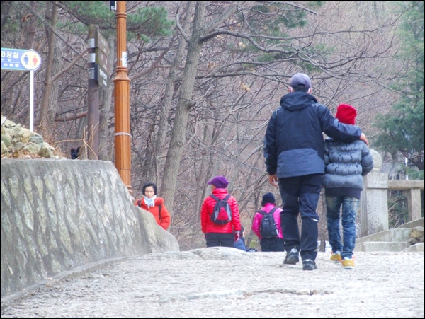 앞산을 오르는 사람들과 내려오는 사람들(2011.12.30) / 사진. 평화뉴스 김영화 수습기자