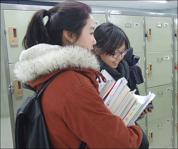 졸업반인 김예지(24)씨와 김혜민(24)씨(왼쪽부터)는  이른 아침부터 공부를 하다 밤 10시쯤 집으로 향했다.(2012.1.26)  / 사진.평화뉴스 김영화 수습기자