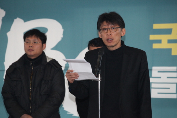 MBC 노조가 김재철 사장 퇴진을 촉구하며 30일 전면 총파업에 돌입했다. 사진은 정영하 MBC 노조위원장의 파업출정사 장면 / 이치열 기자 truth710@