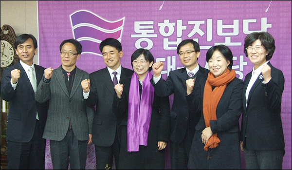 (왼쪽부터) 유시민 공동대표, 강신우 공동시당위원장, 이원준 예비후보, 이정희 공동대표, 조명래 예비후보, 심상정 공동대표, 남명선 공동시당위원장 / 사진. 평화뉴스 김영화 수습기자