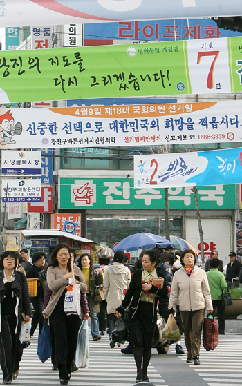 선거의 계절이 돌아왔다. 오는 4월11일 제19대 국회의원 선거를 앞두고 전·현직 언론인들의 예비후보 등록이 잇따르고 있다. '정언유착'을 둘러싼 의혹 때문인지 이들의 총선 출마 움직임에 국민들의 시선이 곱지만은 않은게 현실이다. 미디어오늘 자료사진