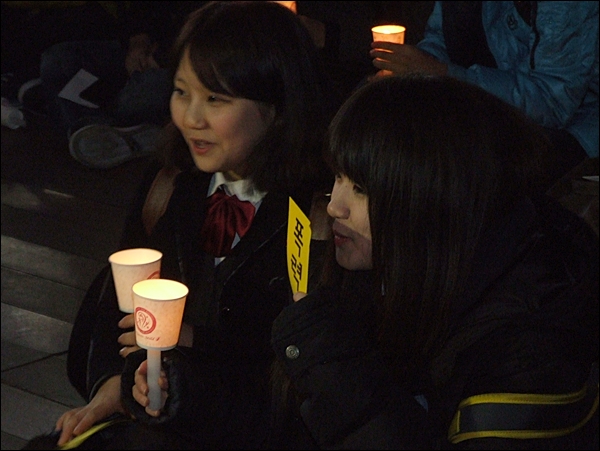 교복을 입은 학생들이 촛불을 들고 추모집회에 참가했다.(2012.1.13) / 사진. 평화뉴스 김영화 수습기자