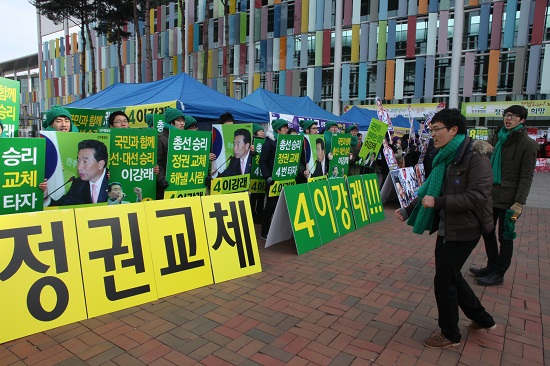 15일 일산 킨텍스에서 열린 민주통합당 당대표 경선 현장은 각 후보 측의 응원전과 대의원들의 관심으로 뜨겁게 달아올랐다.이치열 기자 truth710@