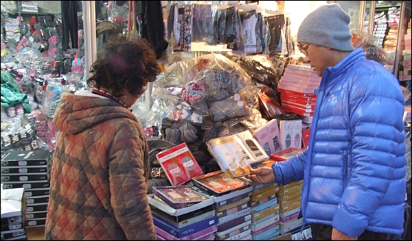 양말가게를 운영하는 박강희(왼쪽)씨와 설 선물을 사러온 최승영(오른쪽)씨(2012.1.17) / 사진. 평화뉴스 김영화 수습기자