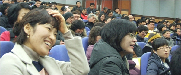 명진 스님의 농담에 웃는 시민들(2012.2.4) / 사진.평화뉴스 김영화 수습기자