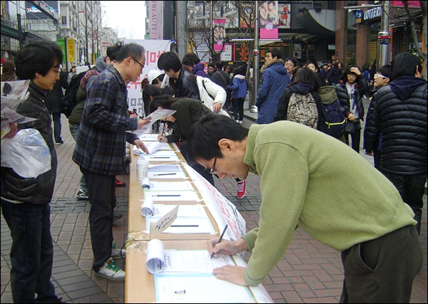 "한미FTA 비준무효"에 서명하고 있는 시민의 모습(2012.2.25) / 사진.평화뉴스 김영화 수습기자