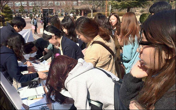 줄지어 '부재자 신고'를 하는 계명대 학생들(2012.3.19) / 사진출처.계명대학교 대학생유권자운동본부