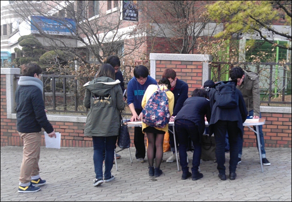 계명대 학생들의 '부재자 신고'(2012.3.19) / 사진출처.계명대학교 대학생유권자운동본부