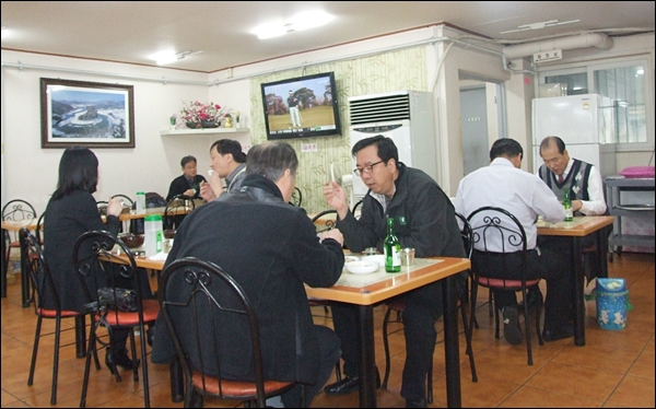 점심 시간에 범어시장에 있는 한 식당을 찾은 시민들(2012.3.20) / 사진.평화뉴스 김영화 기자