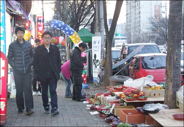 '북구 을' 선거구 동호동의 젊은 유권자들(2012.3.24) / 사진.평화뉴스 김영화 기자
