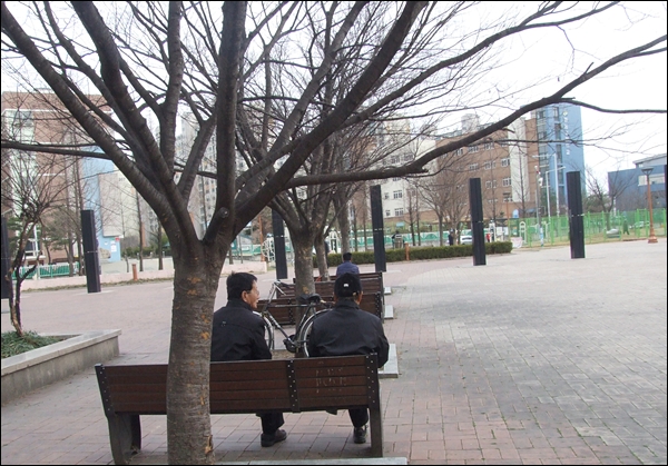 동호지구에 있는 공원에서 총선에 대해 얘기하는 강모씨와 한모씨(2012.3.29) / 사진.평화뉴스 김영화 기자
