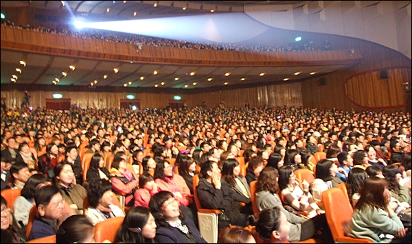 콘서트에 참여한 2천여명의 관객들(2012.3.31) / 사진.평화뉴스 김영화 기자