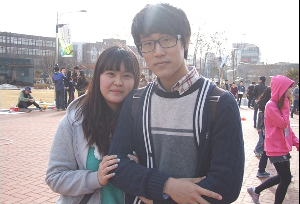 콘서트에 참석한 대학생 유권자...(왼쪽부터)김윤영씨와 정인석씨(2012.3.31) / 사진.평화뉴스 김영화 기자