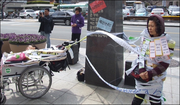 "장애인의 권리를 찾자"는 퍼포먼스 (2012.4.3 대구시청 앞) / 사진.평화뉴스 김영화 기자