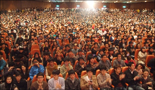 안철수 원장의 특강에 참석한 2천1백여명의 학생들(2012.4.4) / 사진.평화뉴스 김영화 기자