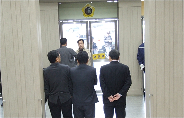 대구시의회 직원들이 의회 안에서 농성중인 장애인들을 지켜보고 있다(2012.4.4) / 사진.평화뉴스 김영화 기자