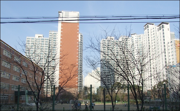 지하철 2호선 상인역 근처에 있는 한 아파트 밀집지역(2012.4.8) / 사진.평화뉴스 김영화 기자