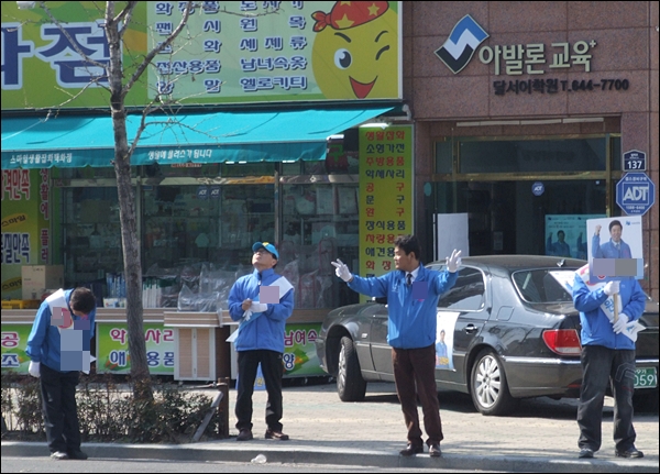 월배시장 앞에서 한 후보의 선거운동원들이 유세를 하고 있다(2012.4.8) / 사진.평화뉴스 김영화 기자