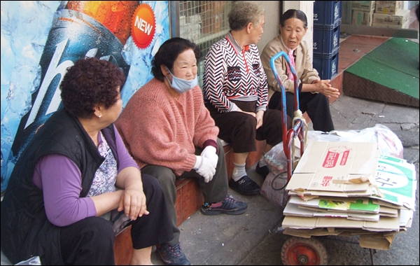 두류동에 있는 신내당시장...어르신들이 4.11 총선에 대해 얘기하고 있는 모습(2012.4.9) / 사진.평화뉴스 김영화 기자
