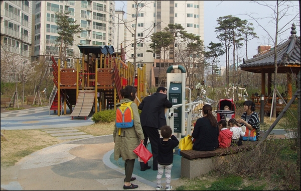 달성시장 앞에 있는 한 아파트...20-30대 학부모들(2012.4.9) / 사진.평화뉴스 김영화 기자