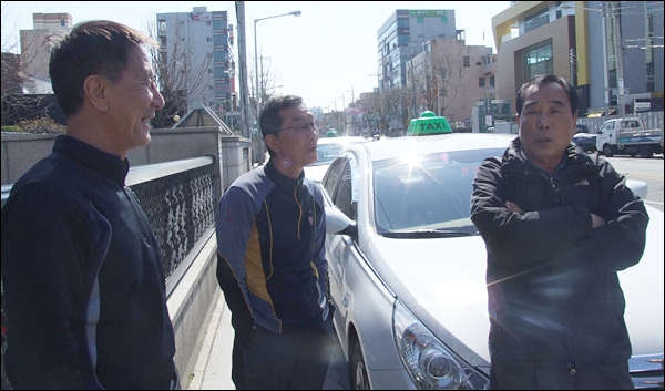 손님을 기다리는 동안 4.11 총선에 대해 얘기하는 택시기사들(2012.3.26 큰고개역) / 사진.평화뉴스 김영화 기자