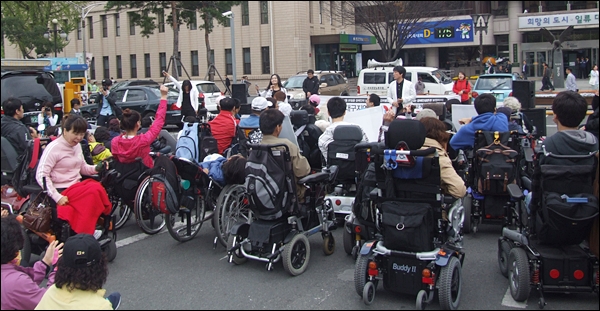 결의대회에는 대구지역 장애인들과 장애인 가족, 시민사회단체 회원, 정당인을 비롯해 100여명이 참석했다(2012.4.19 대구시청 앞) / 사진.평화뉴스 김영화 기자