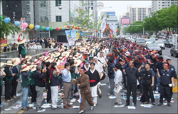 각 노조와 단체의 깃발이 입장하고 있다(2012.5.1) / 사진.평화뉴스 김영화 기자