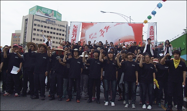122주년 노동절을 기념해 노동자와 시민 122명이 '인터내셔널가'를 합창하고 있다(2012.5.1) / 사진. 평화뉴스 김영화 기자