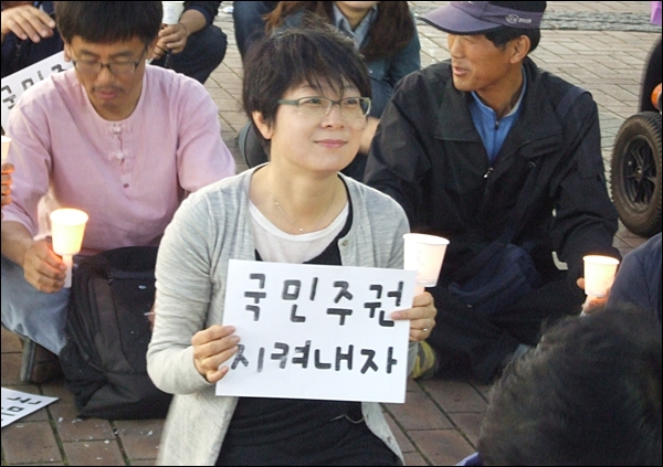 "국민 주권 지켜내자" 피켓을 들고 촛불집회에 참가한 시민(2012.5.2) / 사진. 평화뉴스 김영화 기자