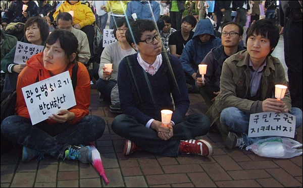 "광우병 쇠고기 반대한다", "국민 주권 지켜내자" 피켓을 들고 있는 젊은 시민들(2012.5.2) / 사진. 평화뉴스 김영화 기자
