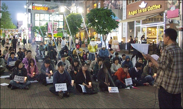 대구경북진보연대와 대구시민단체연대회의가 주최한 '광우병 미국산 쇠고기 전면 수입 중단 촉구 촛불 문화제'에 70여명의 시민들이 참석했다(2012.5.2 한일극장 앞) / 사진. 평화뉴스 김영화 기자
