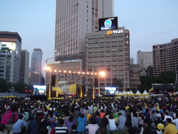 서울 시청광장에 모인 1만여 시민들(경찰추산 7000명) 모습. 최훈길 기자 chamnamu@