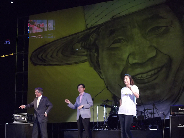 문재인 노무현 재단 이사장과 김경수 봉하재단 사무국장이 영화 '써니'의 O.S.T에 맞춰 자원 봉사단의 율동에 맞춰 즉석에서 춤을 선보였다. 최훈길 기자 chamnamu@