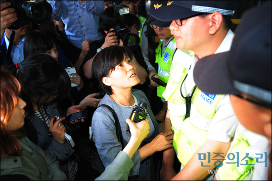 21일 오전 비례대표 부정경선 의혹과 관련 서울 대방동 통합진보당 당사에 대한 압수수색이 진행중인 가운데 입구가 경찰에 의해 통제되고 있다. 당직자들이 출입을 통제하는 경찰들에게 항의하고 있다. / 사진. 민중의소리 이승빈 기자