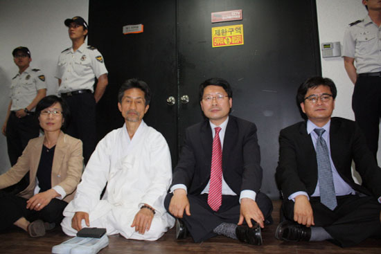 통합진보당 강기갑 비대위원장이 21일 밤 '스마일 서브' 제1 서버실 앞에서 연좌농성을 벌이고 있다. 왼쪽부터 김제남 당선자, 강기갑 의원, 오병윤 당선자, 박원석 당선자. [사진제공 - 통합진보당]