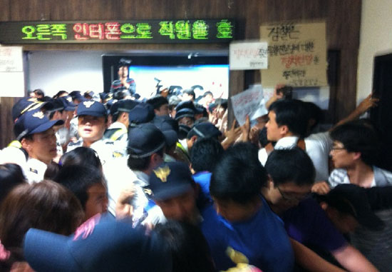 서버 사무실 안에 들어가려는 당원들과 이를 가로막는 경찰들 사이에 30여분간 몸싸움이 벌어졌다. [사진 - 통일뉴스 조정훈 기자]