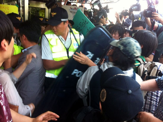 당사 건물 1층 출입문에서 경찰의 봉쇄를 뚫고 당원들이 당사 진입을 시도하고 있다. [사진 - 통일뉴스 조정훈 기자]