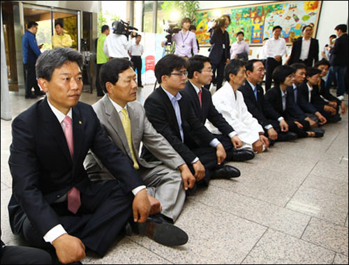 통합진보당 당선자와 당직자들이 법무부 앞에서 연좌하고 있다 (사진=진보정치 정택용 기자)