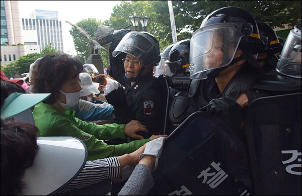 대구시청 안으로 들어가려는 여성 노조원들과 이를 저지하는 경찰들(2012.5.23) / 사진. 평화뉴스 김영화 기자