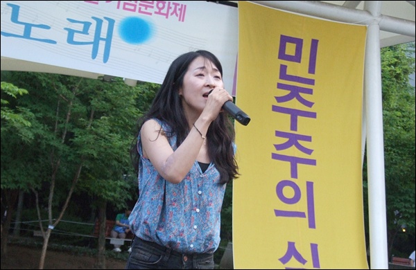 '6월의 노래' 기념문화제에서 노래하는 민중가수 임정득 씨(2012.6.10) / 사진. 평화뉴스 김영화 기자