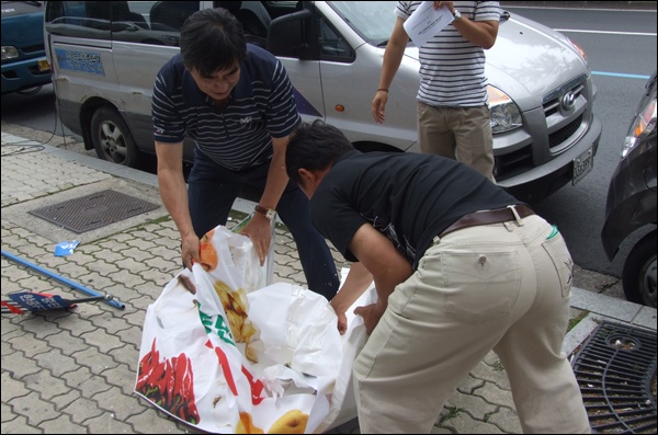 박살난 "한중FTA 결사반대" 피켓(2012.6.29) / 사진. 평화뉴스 김영화 기자