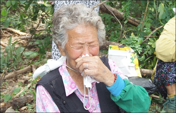 눈물을 흘리는 정두세(90) 할머니(2012.7.9) / 사진. 평화뉴스 김영화 기자