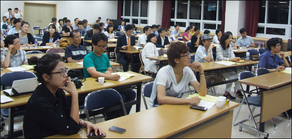 이 토론에는 교사와 학부모를 포함해 80여명이 참석했다 / 사진. 평화뉴스 김영화 기자
