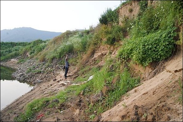 5m이상의 침식 흔적이 나타난 달성보 제방 하류의 공격사면...국도와 연결된 지점(2012.7.4) / 사진 출처. 대구환경운동연합 
