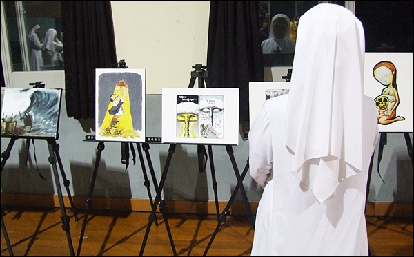 탈핵 풍자화를 보고 있는 수녀의 뒷 모습(2012.8.10) / 사진. 평화뉴스 김영화 기자