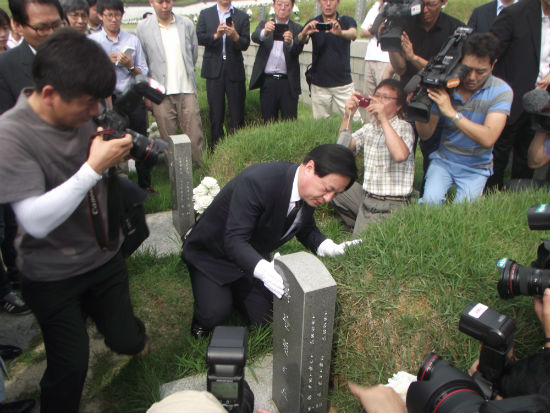 김두관 민주당 대선 후보는 5.18국립묘지를 찾아 박관현 열사의 묘 앞에서 비석을 어루만지고 있다. / 사진. 시민의소리