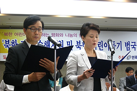 정인성 교무(왼쪽)와 이윤상 나눔인터내셔날 대표가 대국민 호소문을 발표하고 있다. [사진-통일뉴스 조정훈 기자]