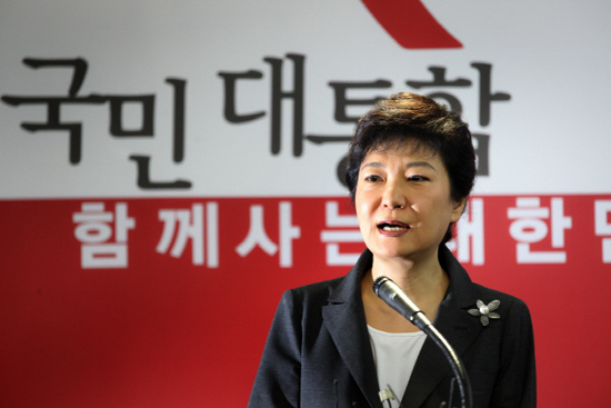 24일 오전 9시 박근혜 후보가 서울 여의도 새누리당사 기자회견장에서 과거사 논란에 대한 입장을 발표하는 기자회견을 하고 있다. 이치열 기자 truth710@