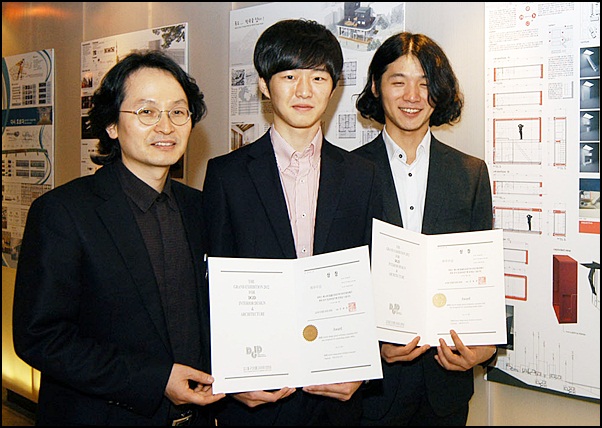 (왼쪽부터)박종백 지도 교수와 입상자 유신영, 이진원씨(2012.10.10.대구문학과 3층) / 사진 제공. 영진전문대학교